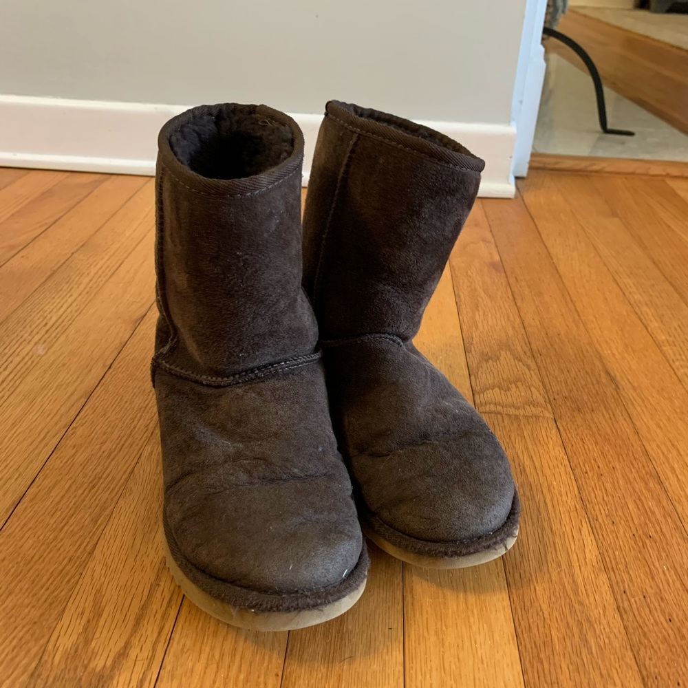 Uggs short dark brown size 5